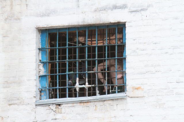 Напевно, не дай бог, звичайно, потрібно щоб сталася якась техногенна катастрофа, ізолятор завалило, були б жертви і загиблі, і тільки тоді, може бути, виконавча влада б щось то зробила 