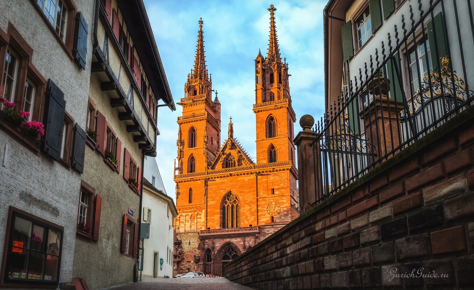 Тут, біля північної стіни, знаходиться могила відомого гуманіста епохи просвітництва Еразма Роттердамського (1466-1536), жив і помер в Базелі