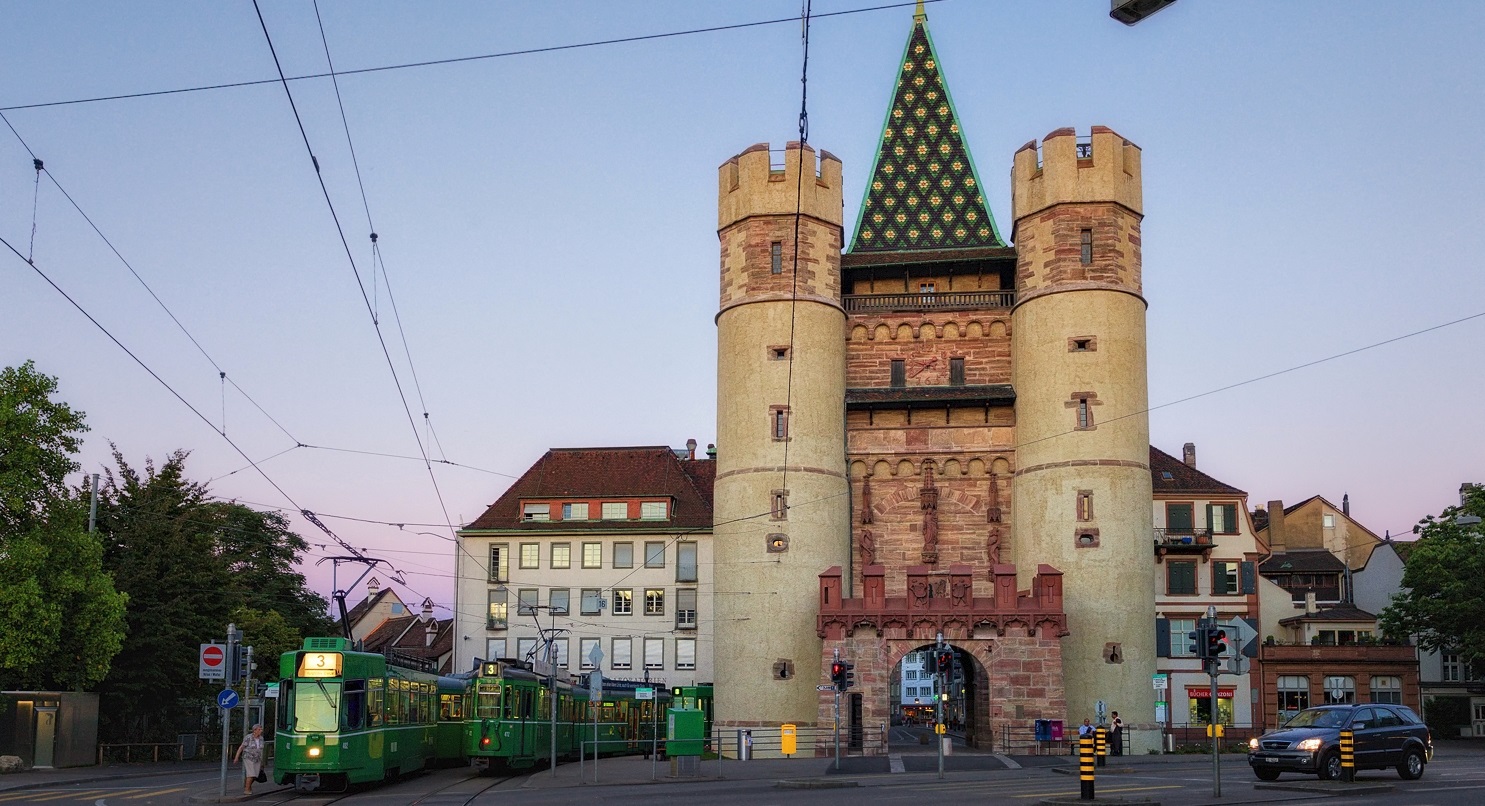 Поруч з воротами знаходиться Ботанічний сад Університету Базеля