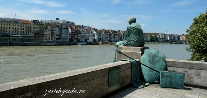 Зверніть увагу на скульптуру «ґельветів» у вигляді жінки, що сидить на постаменті і дивиться задумливо на Рейн: