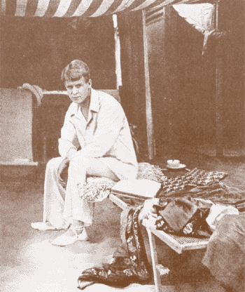 В останній період життя Єсенін свідомо віддаляється від села, як від чужої йому радянської новини