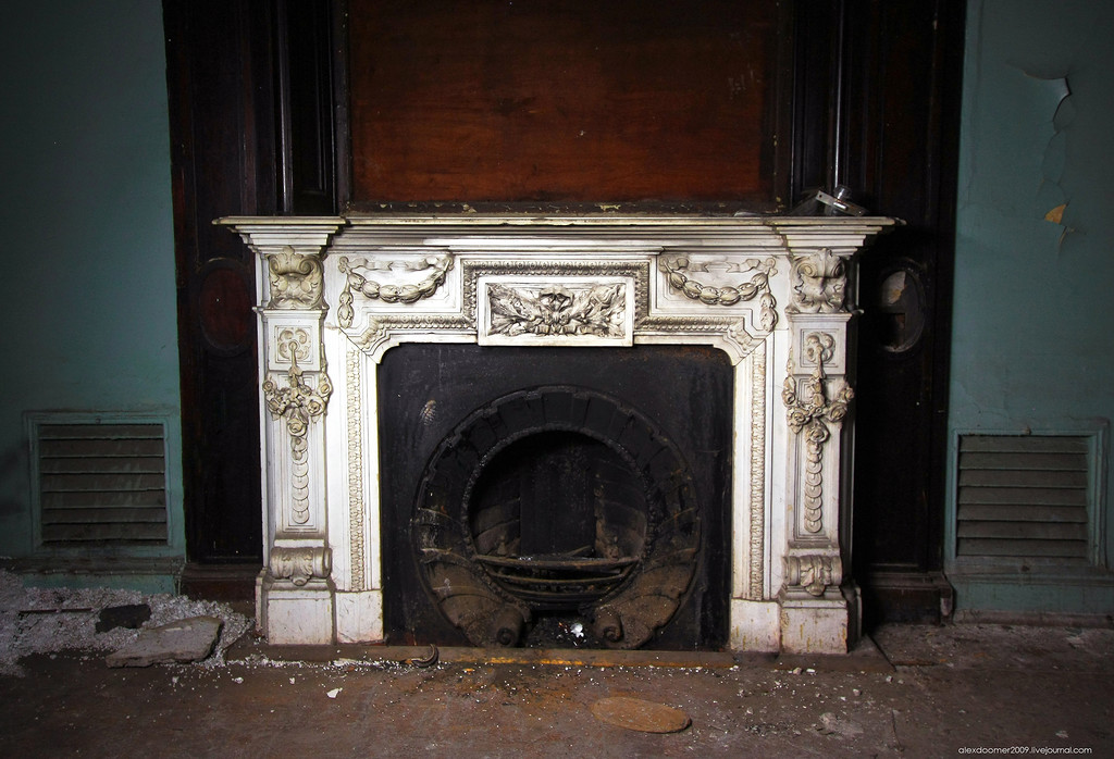 Відразу перепрошую за якість багатьох фотографій - в особняку дуже темно і знімати вкрай незручно