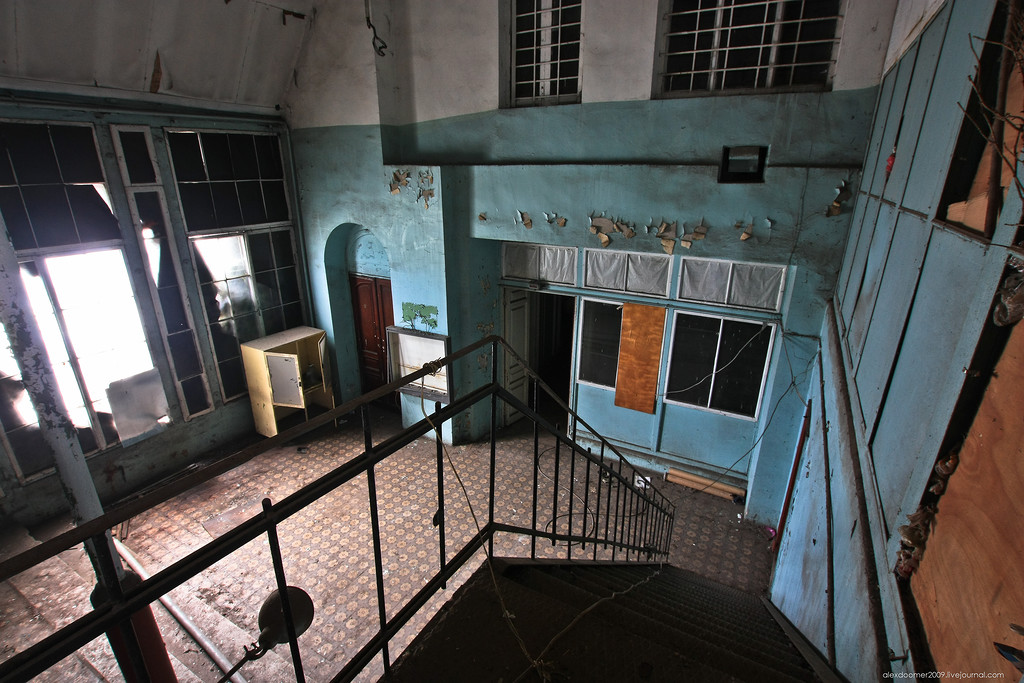 До речі, по дорозі в одній з кімнат нам вдалося знайти старовинну дореволюційну плитку, вироблену ще на англійському заводі Mintons