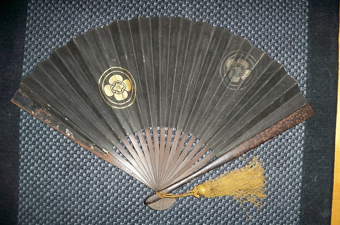 В Азії ж віялом користувалися всі верстви населення, проте воїни його застосовували не тільки в якості опахала, але і як грізну зброю