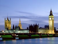 Парламент, оплот британської демократії з годинниковою вежею, на якій знаходиться 13-тонний дзвін Біг Бен - в цьому красивому готичному будівлі знаходиться трон королеви і місце лорд-канцлера, який є головою Палати Лордів