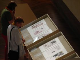 Фото: Барбора Кментова   «Багато китайських художники на початку минулого століття почали за кордоном своєї батьківщини вивчати інші техніки живопису, включаючи західні - вони їхали в Японію, а в 20-30 роки - в Європу і прагнули реформувати традиційне китайське образотворче мистецтво і, в цілому, китайську культуру ( їх творчість також представлено в празької колекції), але традиціоналісти були впевнені, що справа не у внутрішньому культурному застої, а в політичних обставинах, і культура несе в собі потенціал подальшого розвитку старих традицій »