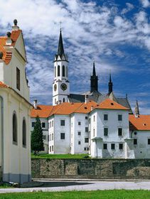 Монастир ордена цистерцианцев з Вищого Броду (Фото: CzechTourism)   Коли чернечий орден цистерцианцев звернувся з вимогою про повернення земельної майна в рамках реституції, організація «Ліси ЧР» не хотіла повернути ні метра з чотирьох з половиною тисяч гектарів лісу, що колись належали ордену