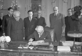 Едвард Бенеш підписує декрети, 1945 р   За словами цистерцианцев з монастиря у Вищому Броді, їх прохання було включено в список потрапили під декрети несправедливо, оскільки вже після війни їм вдалося довести, що хоча більшість ченців і було німецької національності, вони виступили проти нацизму