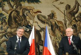 Броніслав Коморовський та Вацлав Клаус (Фото: ЧТК)   Клаус не забув покритикувати деяких західних політиків, які ставилися до Каддафі «дружньому»