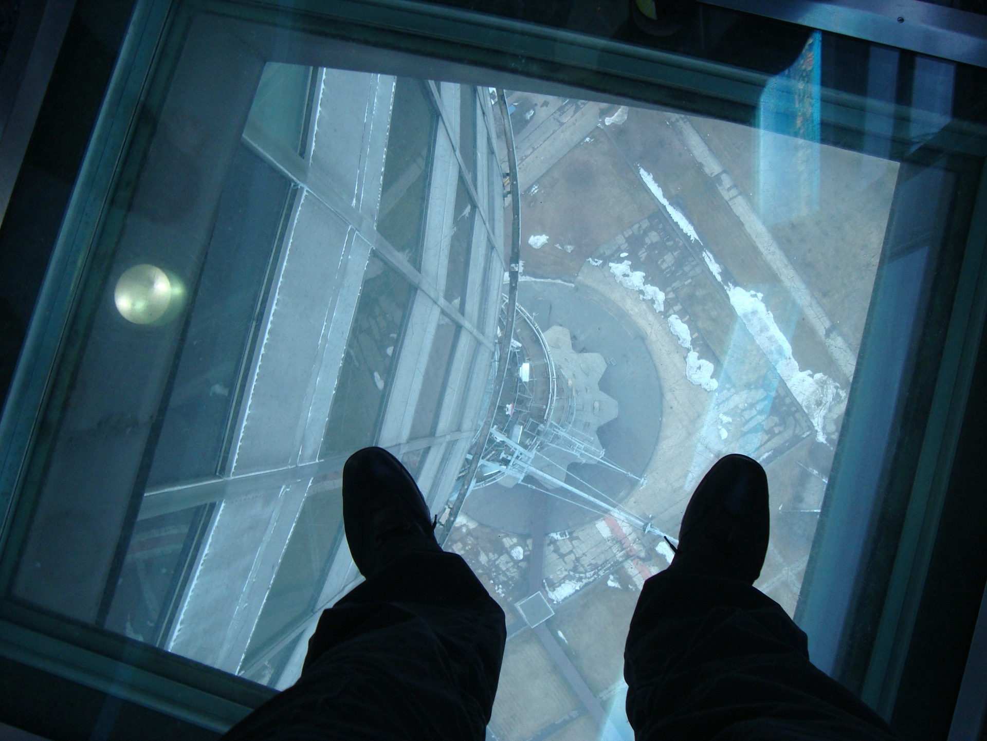 Велику небезпеку для структури будівлі являє розширення металоконструкцій при односторонньому нагріванні від сонячних променів