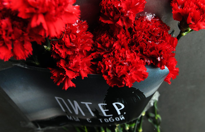 Вранці в лікарні померла жінка, 1960 року народження   Квіти в пам'ять про загиблих під час вибуху в метро Санкт-Петербурга   Фото: ТАСС, Кирило Кухмарь   Москва