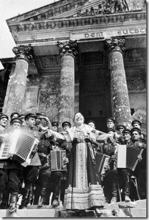 Натовп потіснилася, утворивши прохід