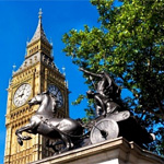 Маятник важить 300 кг, а годинниковий механізм - 5 тонн