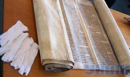 Він також зазначив, що в Україні тривалий період питанням повернення єврейських святинь їх безпосереднім власникам займалися політики різних рівнів, і тільки в 2007 році Президент України Віктор ЮЩЕНКО видав відповідний Указ Про передачу іудейським релігійним громадам сувоїв Тори