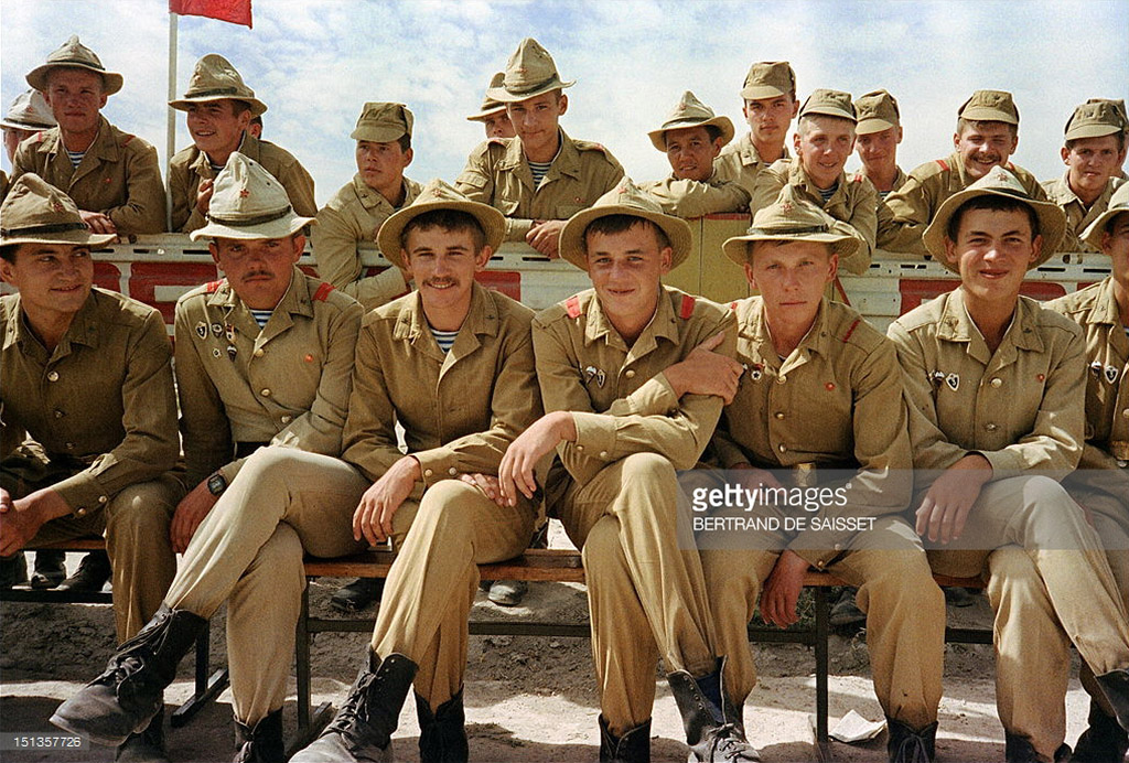 Важлива тема, про яку зараз пишуть багато ЗМІ - це дідівщина в білоруській армії, все обговорюють недавній випадок зі смертю солдата Олександра Коржич і ту позицію, яку зайняли влади - спершу оголосили, що Саша мовляв повісився сам, але після громадського резонансу все ж визнали, що це було вбивство і порушили кримінальну справу