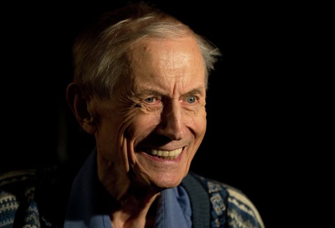 Перша книга віршів Розвідники прийдешнього виходить в 1952 році, в рік вступу Євтушенко в Літературний інститут імені Горького, і в цьому ж році його прийняли до Спілки письменників, 20-річного хлопчика, що за радянськими мірками немислимо, молоді письменники 40 років чекали свого часу