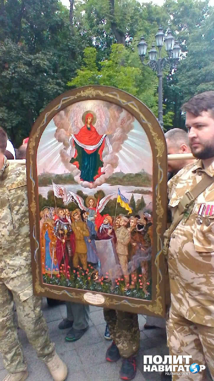 Учасники ходи несли   «Освячену» напередодні ікону- «покровительку військових», на якій зображені бандерівці і сучасні бойовики в балаклавах