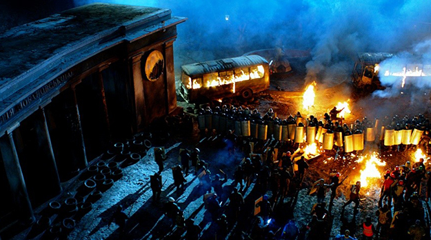 Оскільки ми живемо в епоху постправди, пропонуємо вам відразу три погляди на «Крим»: істини з приводу такого кіно все одно не можна домогтися, і ми від неї свідомо відмовляємося