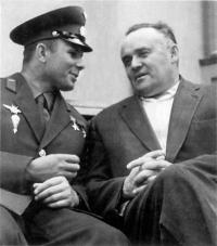 - Візьміть скажіть вченим, щоб вони приурочили до такого-то числа запуск ракети на Місяць, і подивіться, що з цього вийде »