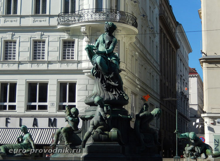 Чаша фонтану з прекрасним скульптурним оформленням встановлена ​​на невеликій площі в центрі Відня і прикрашає її без малого триста років