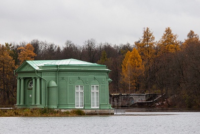 Гатчинский парк був створений Антоніо Рінальді для графа Григорія Орлова приблизно в той же час, як він проектував Великий палац