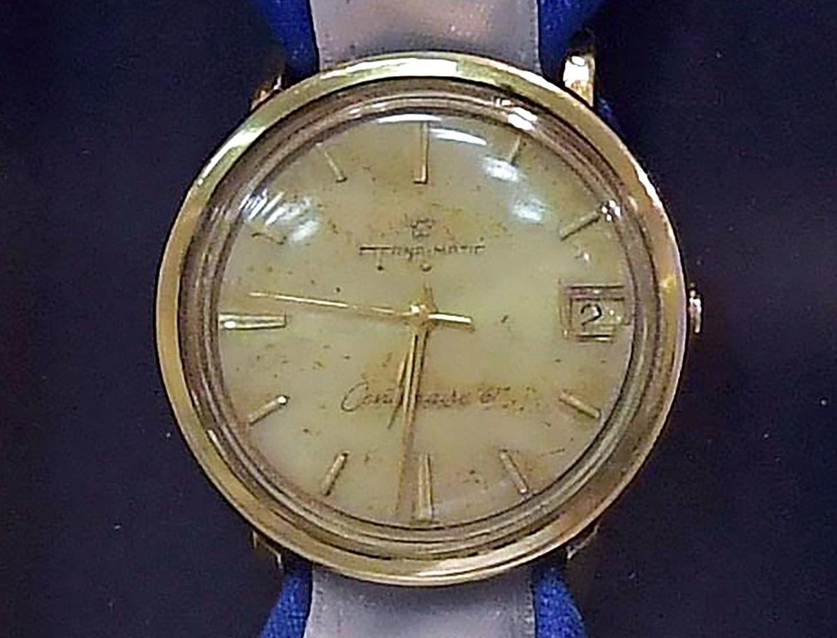 Годинники були урочисто вручені за закритій церемонії в травні вдові розвідника Наді