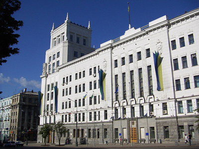 Дах цього будинку, як данину поваги творчої інтелігенції Харкова, прикрашає скульптура «Скрипаль на даху» (скульптор Губанов)