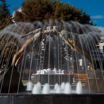 Пушкінській, це не випадково - за старими законами архітекторам довелося відміряти відстань в 100 сажнів (213 м) від православного Миколаївського храму, який знаходився на місці нинішнього виходу з метро «Радянська»