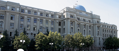 Склепіння купола прикрашені українським орнаментом, керамікою і ліпленням