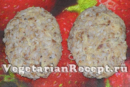 Сформовані котлети з гречаної каші і картоплі