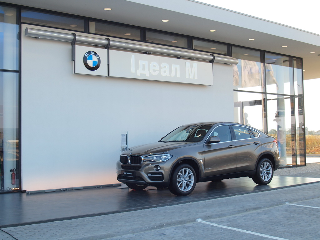На радість власників автомобілів BMW і просто шанувальників легендарної баварської марки, компанія розширила географію своєї присутності в регіонах України: 29 вересня в Ужгороді відкрився концептуальний автоцентр «Ідеал-М», який є 18 дилерським центром BMW в Україні