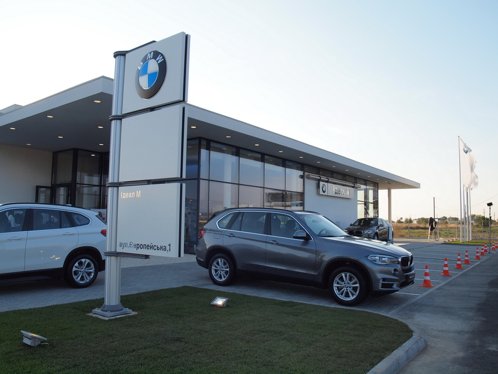 Технічне оснащення нового автосалону, розташованого всього в декількох кілометрах від українсько-словацького кордону, відповідає високим стандартам концерну BMW AG, єдиним для дилерських підприємств у всьому світі