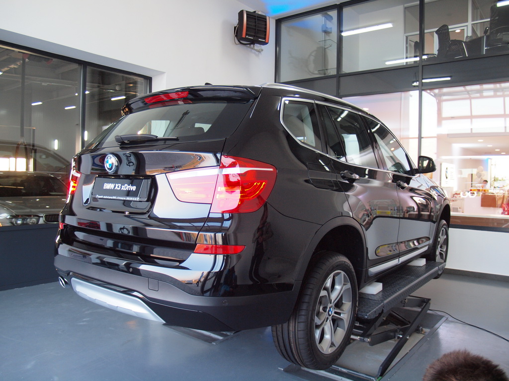 На першому поверсі нового двоповерхового будинку розташовані шоу-рум, департамент продажів оригінальних запасних частин і аксесуарів, а також станція технічного обслуговування автомобілів BMW