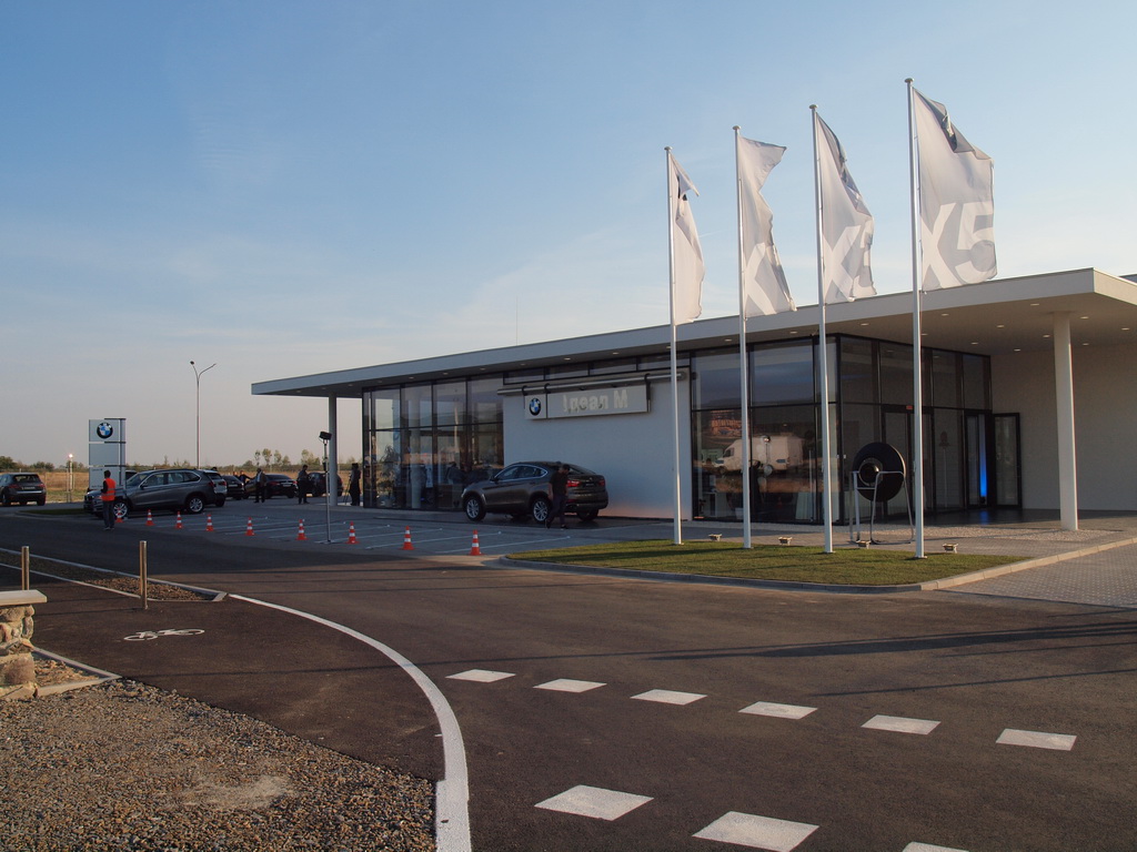 На відкритті нового дилерського підприємства Генеральний директор компанії «АВТ Баварія», офіційного імпортера BMW в Україні, Олександр Тимофєєв висловив упевненість в тому, що настільки розгалужена дилерська мережа престижної німецької марки розширює можливості вибору для потенційних власників, а також значно полегшує життя тим жителям Закарпаття, хто вже встиг стати володарем автомобіля BMW