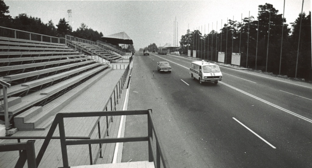 Вперше на дорозі були встановлені Г-образні і П-подібні опори