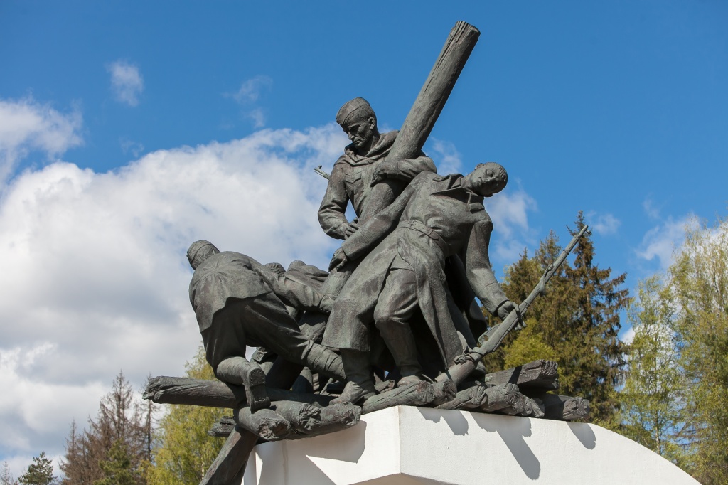 Нині там встановлено обеліск