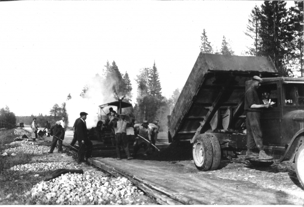 В результаті до 1956 року вся автомагістраль і під'їзди мали асфальтобетонне покриття