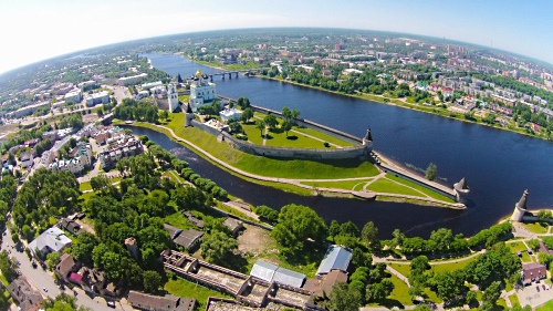 Країна, яку займає нині Новгородської і Псковської губерніями, в найдавніші часи була населена різними гілками Фінської або Чудського племені, серед якого, можливо, були й деякі гілки Литви