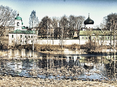 Розвиток ремісничого виробництва і зростання торгівлі в XII столітті перетворили Псков в великий і багате місто