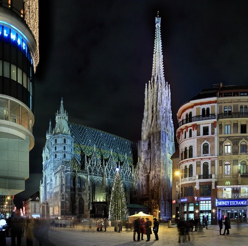 До середини XII століття Відень став важливим центром німецької цивілізації, і чотири існуючих церкви, включаючи тільки одну парафіяльну церкву, більше не відповідали релігійних потреб Відня