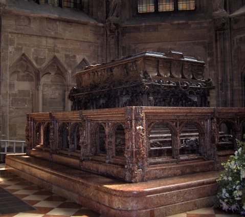 Пізні додавання включають високий вівтар, нижню ризницю і були побудовані в архітектурному стилі бароко