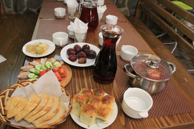 Поки гості не атакували вечерю