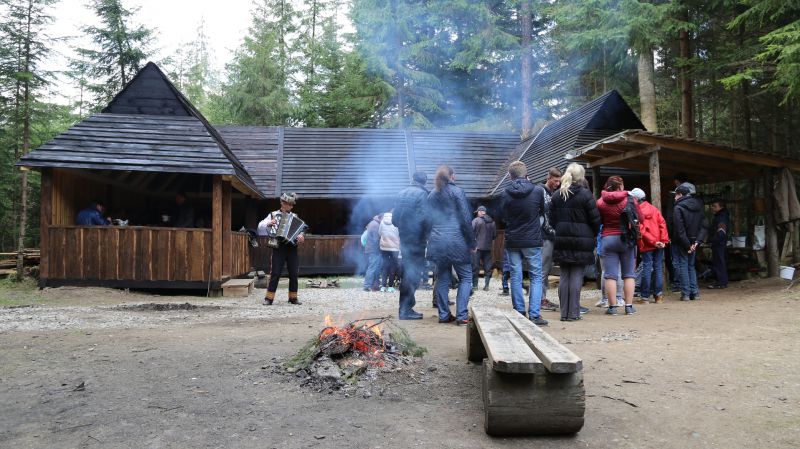 Ось так, під гуцульську музику, і відбуваються пікніки на природі