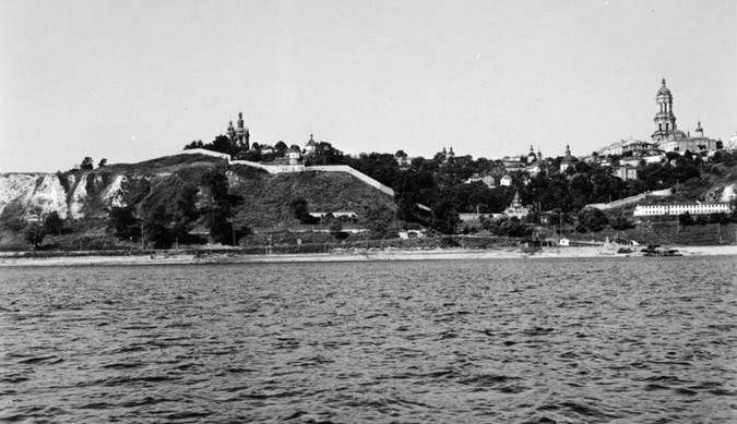 Після звільнення радянською армією Києва у 1943 році Києво-Печерський заповідник знову продовжує роботу, і починається довгий більш ніж двадцятирічний період відновлення і реставрації