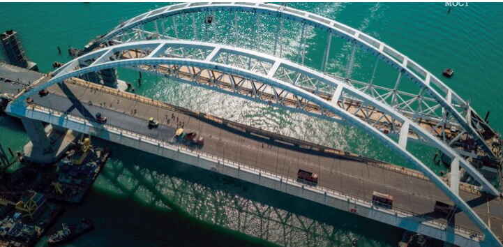 Автор також стверджує, що висоту моста спеціально занизили, щоб завдати удар по українським морським портам