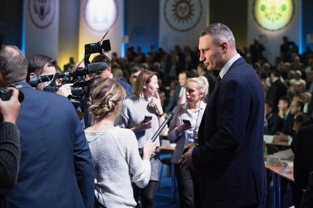 Віталій Кличко зазначив, що сьогодні повністю або частково без тепла залишаються, зокрема, міста Сміла, Кривий Ріг, Шепетівка і деякі інші