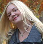 Історія навколо атаки українських націоналістів на телеканал «Інтер» через концерт на День Перемоги викликає безліч сумнівів, пише в авторській колонці для «ПолітНавігатора» одеський журналіст Тетяна Геращенко