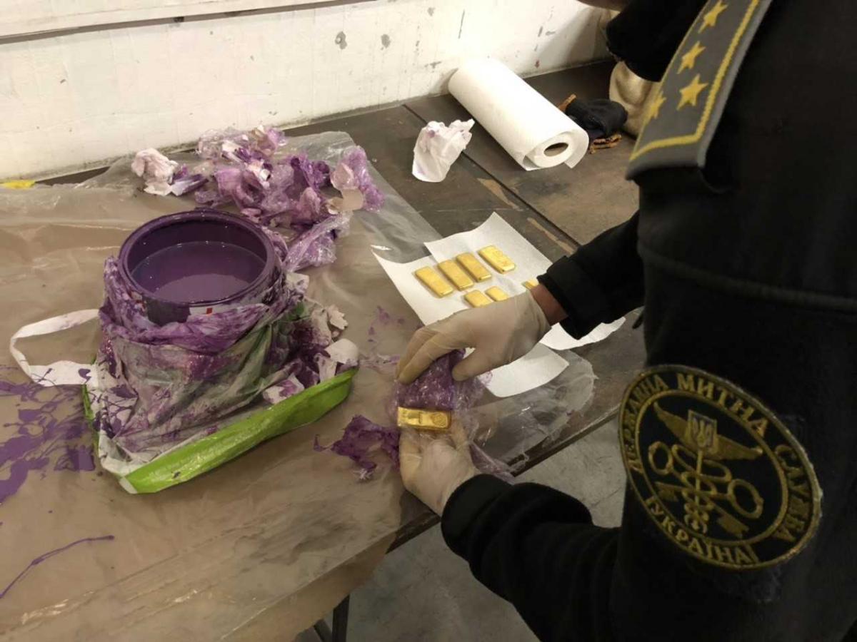 Митники знайшли вісім золотих зливків загальною вагою 1,64 кг, орієнтовна вартість яких становить 1,8 млн грн