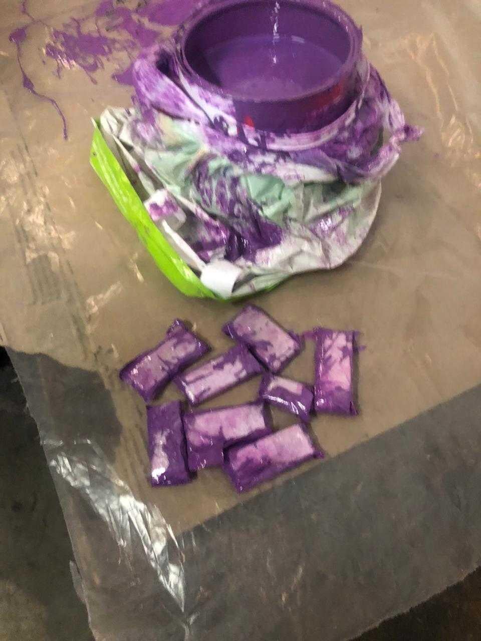 Як повідомили в прес-службі Головного управління УКРІНФОРМ в Львівській області, 17 жовтня під час митного контролю поштового   відправлення виявлено   вісім злитків банківського металу жовтого кольору