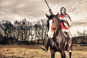 Там ковалі з підмайстрами, по-справжньому кують справжніми мечі, під настилом - довговолосий музикант, тренькает на цитрі, поруч з ним дружина в середньовічному плаття, судячи з головного убору - нижчого стану, годує грудьми немовля